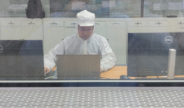 15點(diǎn)，自控事業(yè)部胡曉強(qiáng)在寧波對(duì)6.3米BOPET聚酯薄膜生產(chǎn)線做控制優(yōu)化.jpg