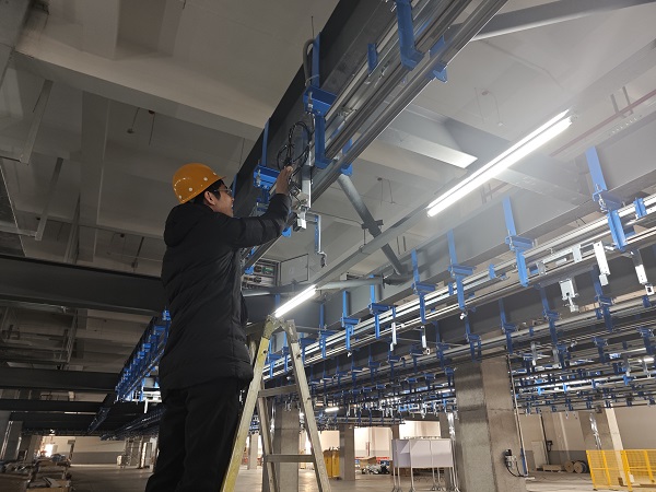 6. 浙江杭州，北自科技陳凱在化纖懸掛線項目上檢查電氣線路.jpg