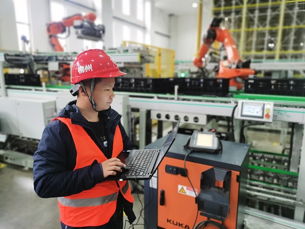 3. 廣西柳州，專用電路事業(yè)部金富強(qiáng)正在電芯成品緩存輸送系統(tǒng)項目中進(jìn)行設(shè)備調(diào)試.jpg